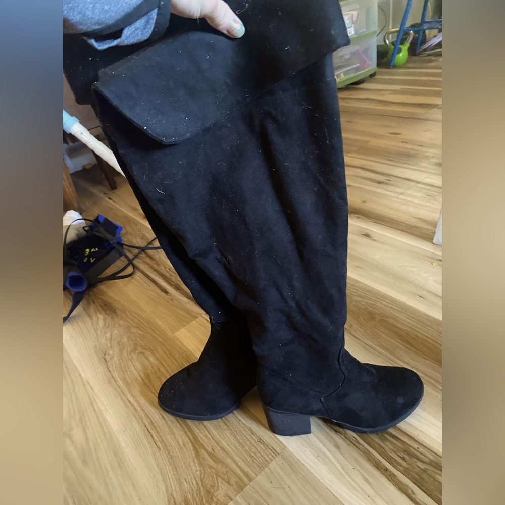 7 1/2 long black loose fit winter boots. They almost come up to my knees!